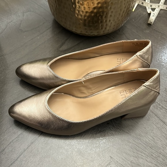 NATURALIZER Malynn Pumps Women's Shoes In Warm Silver (WIDE) - Picture 10 of 10